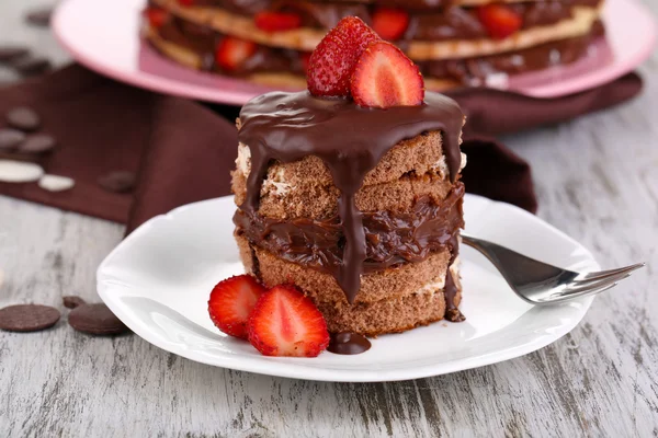 Torta al cioccolato con fragola sul tavolo di legno primo piano — Foto Stock