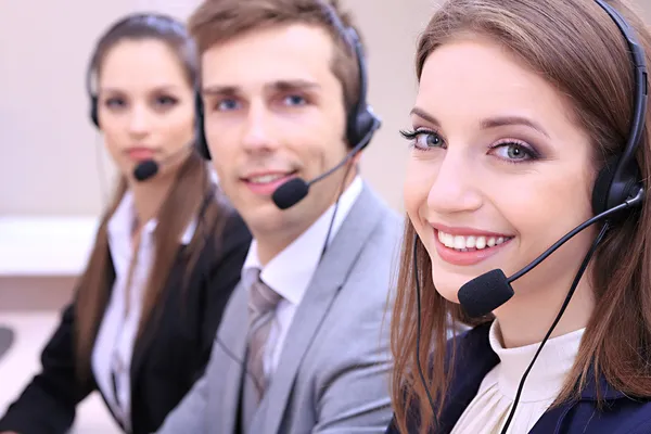 Operadores de centros de llamadas en el trabajo — Foto de Stock