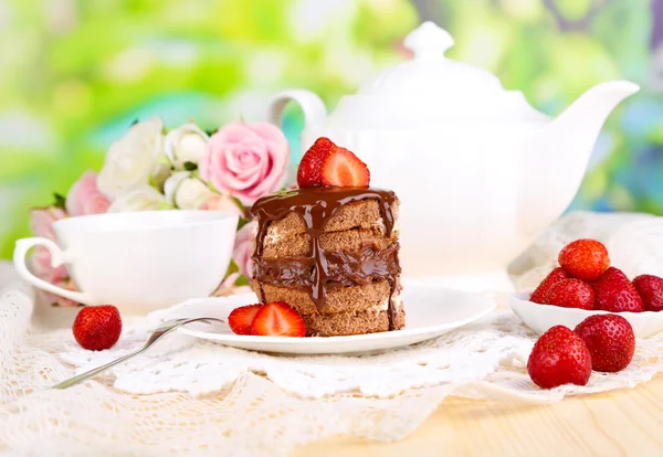 Chokladkaka med jordgubbe på träbord på naturliga bakgrund — Stockfoto