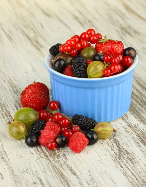 Ripe berries in bowl on table close-up — Stock Photo, Image