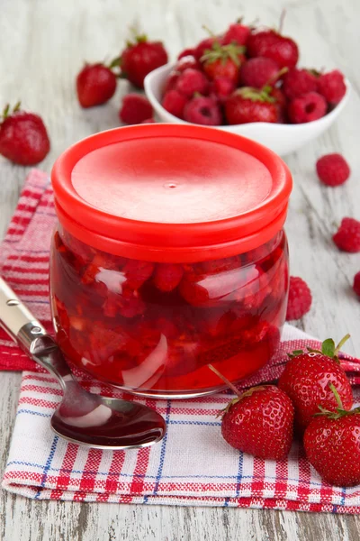 Huisgemaakte berry jam op houten tafel — Stockfoto