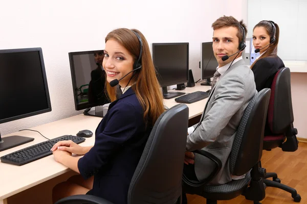 Callcenter operatörer på jobbet — Stockfoto