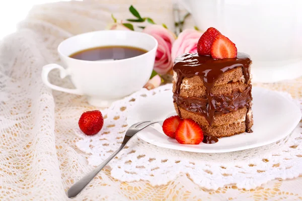 Шоколадный торт с клубникой на столе крупным планом — стоковое фото