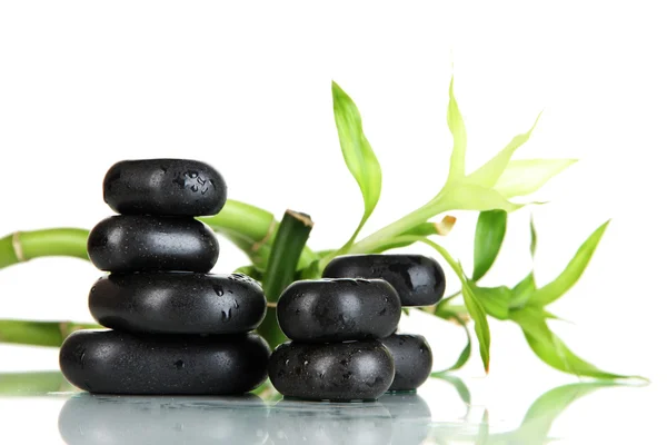 Piedras de spa y bambú aislados en blanco — Foto de Stock