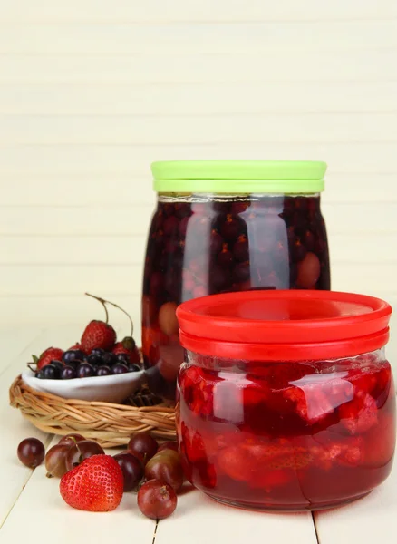 Huisgemaakte berry jam op houten tafel — Stockfoto