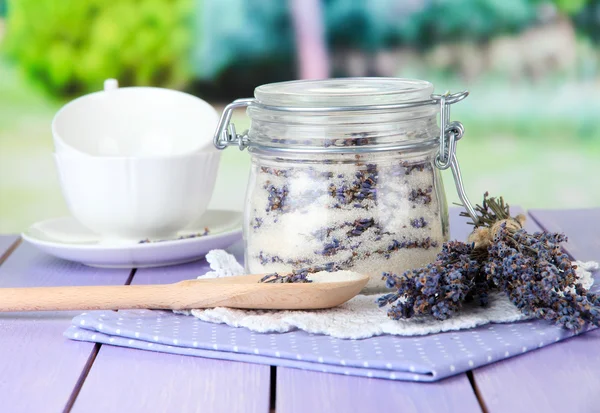 Guci gula lavender dan bunga lavender segar pada latar belakang cerah — Stok Foto