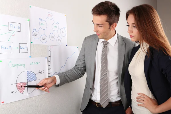 Equipo empresarial joven que trabaja en la oficina — Foto de Stock