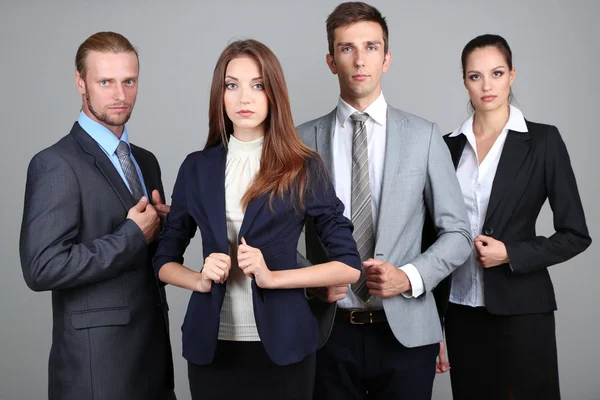 Business team står i rad på grå bakgrund — Stockfoto