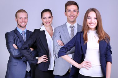 iş takım ayakta satırında gri arka plan üzerinde