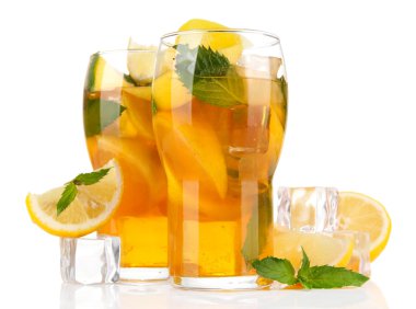buzlu çay limon ve nane üzerinde beyaz izole