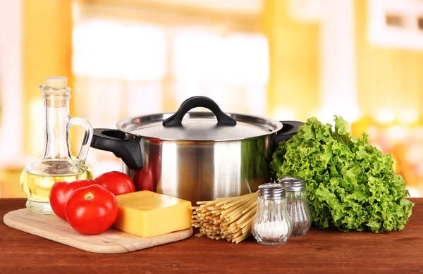 Ingredientes para cozinhar macarrão na mesa na cozinha — Fotografia de Stock