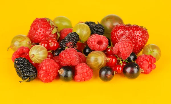 Ripe berries on yellow background — Stock Photo, Image