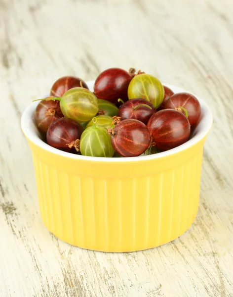 Fresh gooseberries in bowl on table close-up — Stock Photo, Image