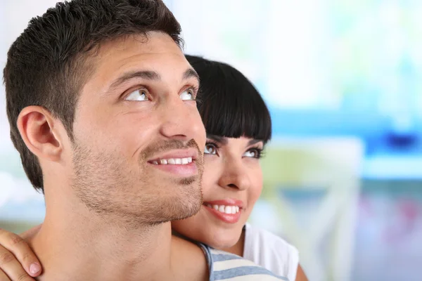 Mooie liefdevolle paar samen op lichte achtergrond — Stockfoto