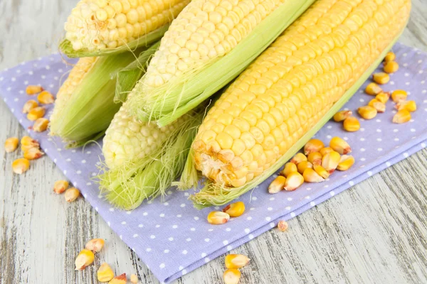 Warzyw świeżych kukurydzy na drewnianym stole — Zdjęcie stockowe