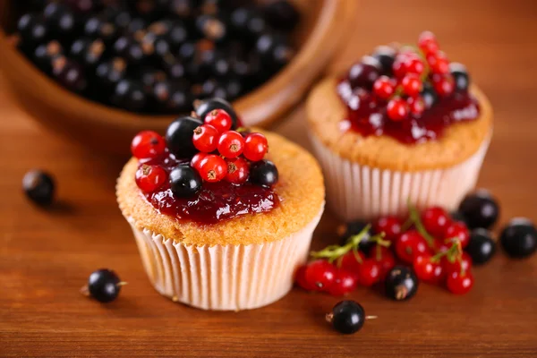 Muffin saporiti con bacche sul tavolo di legno — Foto Stock