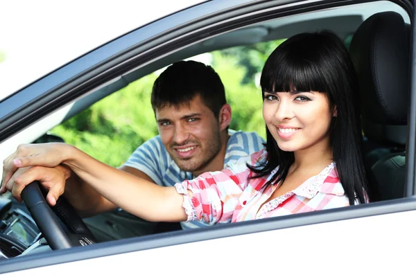 Bonito feliz jovem casal carro de condução — Fotografia de Stock