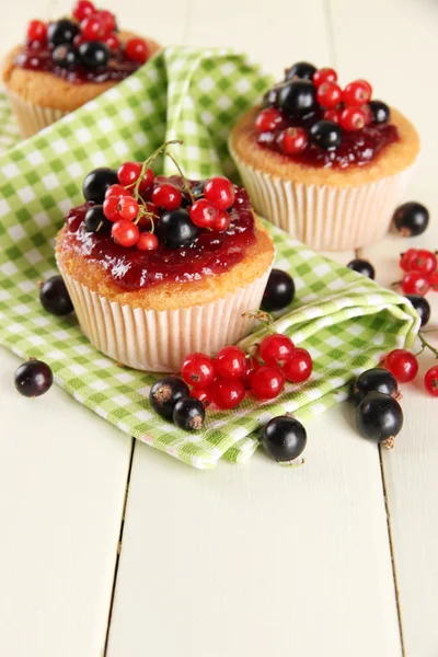 Chutné muffiny s ovocem na bílý dřevěný stůl — Stock fotografie