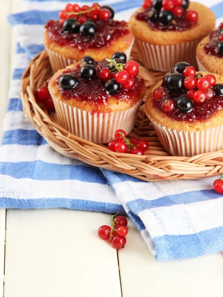 Muffin saporiti con bacche su tavolo di legno bianco — Foto Stock