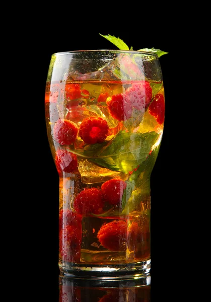 Iced tea with raspberries and mint on black background — Stock Photo, Image