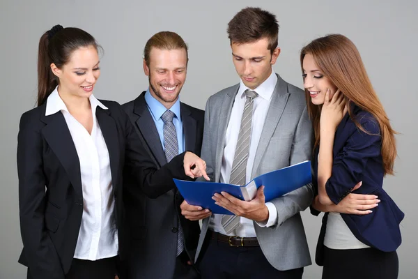 Equipo empresarial sobre fondo gris — Foto de Stock