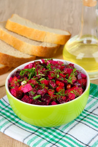 Rübensalat in Schüssel auf dem Tisch in Großaufnahme — Stockfoto