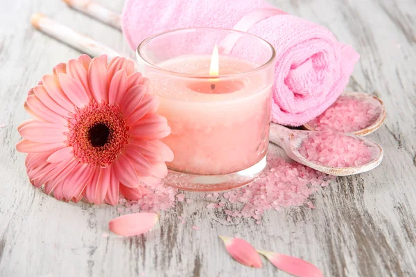 Hermoso entorno de spa con vela rosa y flor sobre fondo de madera —  Fotos de Stock