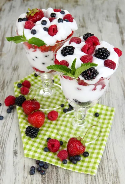 Természetes joghurt friss bogyós gyümölcsök a fa háttér — Stock Fotó