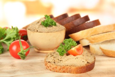 taze ezme, domates ve parlak zemin üzerine ekmek bileşimi