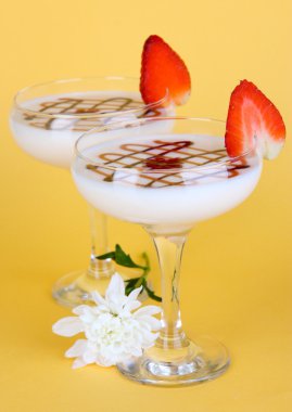 bej renkli arka plan üzerinde meyve smoothies