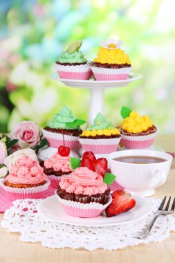 doğal zemin üzerine yemek masası üzerinde güzel kekler