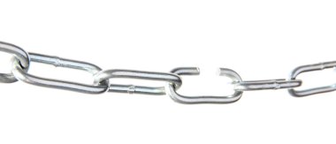 kırık zincir üzerinde beyaz izole