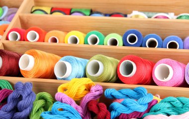 Ahşap kutusunda iğne işi için renkli konu yakın çekim