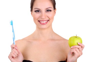 apple ve üzerinde beyaz izole diş fırçası ile gülümseyen kadın