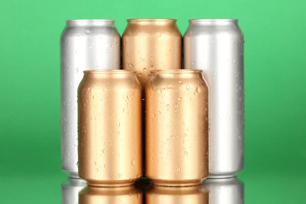 Aluminiumdosen mit Wassertropfen auf farbigem Hintergrund — Stockfoto