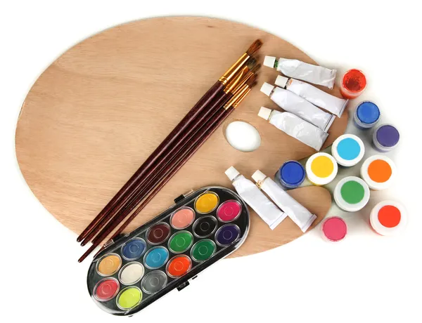 Деревянная художественная палитра с кисточками для живописи и красками, изолированными на белом — стоковое фото