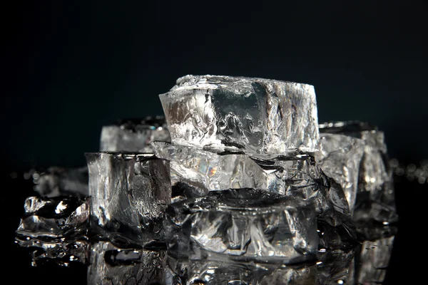 Cubes de glace isolés sur noir — Photo