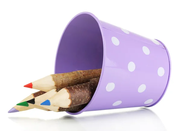 Crayons en bois colorés en seau violet vert isolé sur blanc — Photo