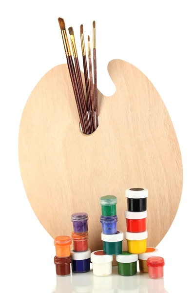 Деревянная художественная палитра с кисточками для живописи и красками, изолированными на белом — стоковое фото