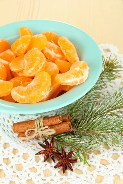 Plastry smaczny mandarine na tabliczce koloru na jasnym tle — Zdjęcie stockowe