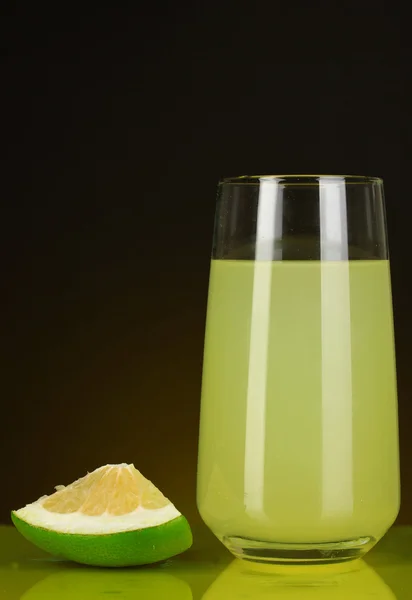 Delicioso zumo de dulzura en vaso y dulzura al lado sobre fondo naranja oscuro — Foto de Stock