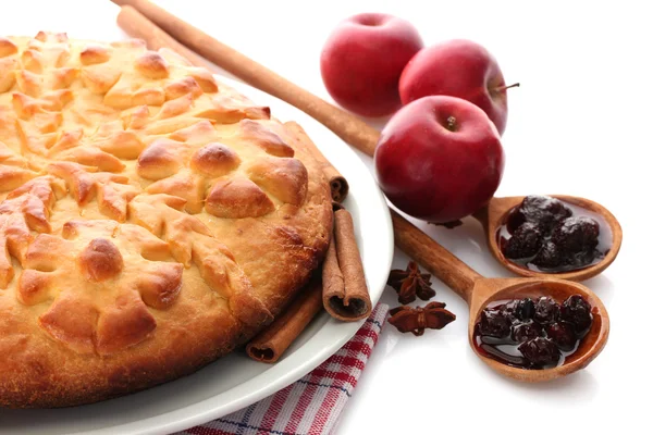 Lezzetli ev yapımı pasta, elma ve reçel, üzerinde beyaz izole — Stok fotoğraf