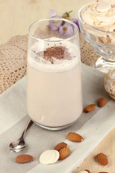 Glas Schoko-Sahne-Cocktail auf Holztisch in Großaufnahme — Stockfoto