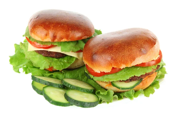 Grands et savoureux hamburgers sur plaque isolée sur blanc — Photo