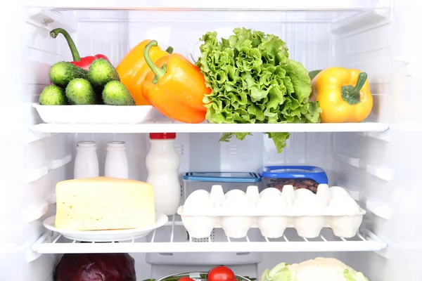 Frigorífico cheio de alimentos — Fotografia de Stock