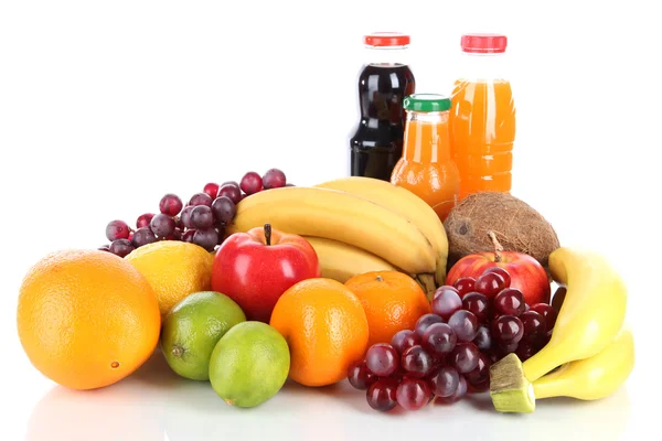 Olika frukter och juice isolerad på vit — Stockfoto