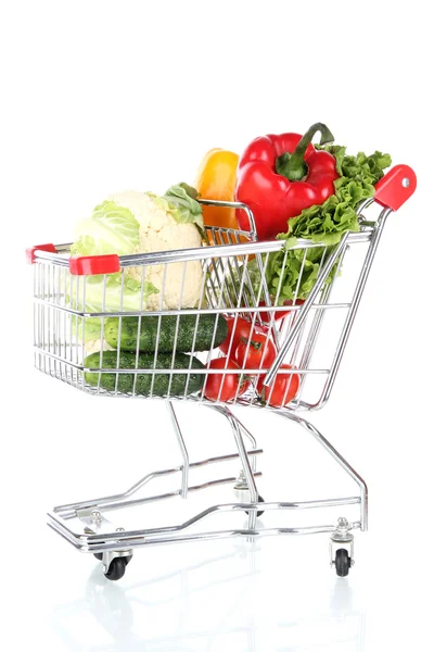 Frisches Gemüse im Einkaufswagen isoliert auf weiß — Stockfoto