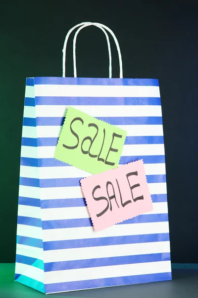 Gestreifte Tasche auf dunklem Hintergrund — Stockfoto