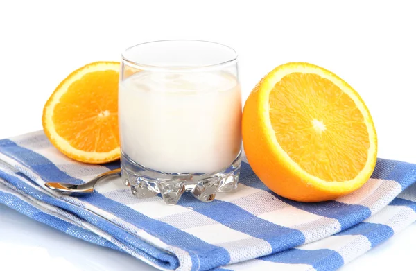 Délicieux yaourt en verre à l'orange isolé sur blanc — Photo