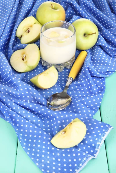 Délicieux yaourt en verre avec pomme sur table en bois close-up — Photo